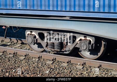 Container auf einem Bahnsteig. Nahaufnahme Stockfoto