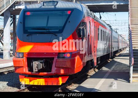 Front view of a red locomotive before moving off. close-up Stockfoto