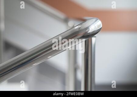 Moderne Chromgeländer auf der Treppe Stockfoto