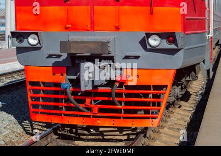 Vorderansicht einer roten Lokomotive vor dem Abfahren. Nahaufnahme Stockfoto