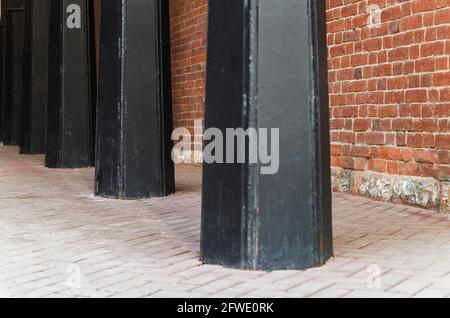 Reihe von Steinsäulen. Klassische moderne Gebäudefassade Stockfoto