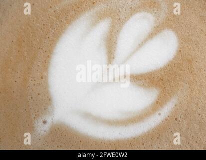 Hintergrund für Kaffee. Kaffee mit Milch, heißem Latte oder Cappuccino mit Milch. Kaffeeschaum extreme Nahaufnahme Textur Hintergrund Stockfoto
