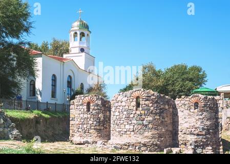 Im alten Sozopol, Bulgarien, befindet sich neben der Südwand die Kirche des heiligen Kyrill und Methodius, die Erleuchter und Schöpfer der slawischen A sind Stockfoto