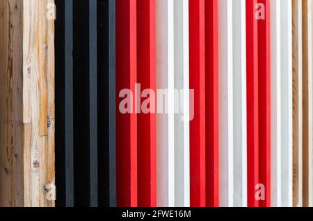 Abstrakter Hintergrund. Schwarze weiße und rote vertikale Holzlinien Stockfoto