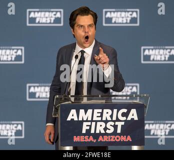 Mesa, Arizona, USA. Mai 2021. Die Vertreterin MATT GAETZ (R-FL) und die Vertreterin Marjorie Taylor Greene (R-GA) veranstalten die zweite ihrer „America First“-Kundgebungen in diesem Vorort von Phoenix. Kredit: Brian Cahn/ZUMA Wire/Alamy Live Nachrichten Stockfoto