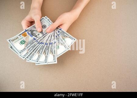 Nahaufnahme von Menschenhänden, die uns Dollargeld zählen Stockfoto