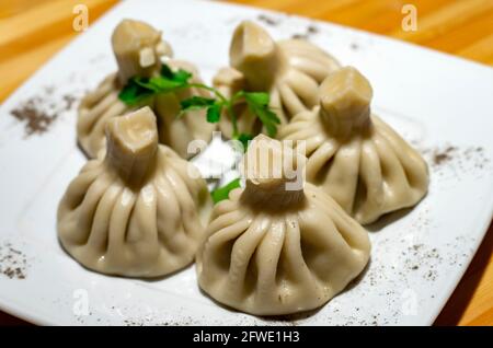 Khinkali, georgische Knödel, traditionelle georgische Küche. Khinkali auf einer Platte von der Seite. Stockfoto