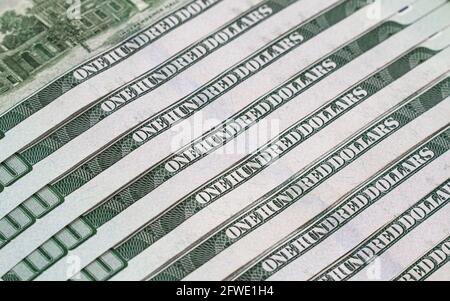Hundert Dollar Scheine gestapelt in Ordnung Stockfoto