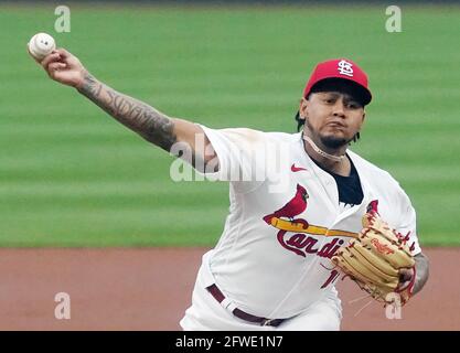 St. Louis, Usa. Mai 2021. Der Pitcher der St. Louis Cardinals Carlos Martinez liefert am Freitag, den 21. Mai 2021, im ersten Inning im Busch Stadium in St. Louis einen Pitch an die Chicago Cubs aus. Foto von Bill Greenblatt/UPI Credit: UPI/Alamy Live News Stockfoto