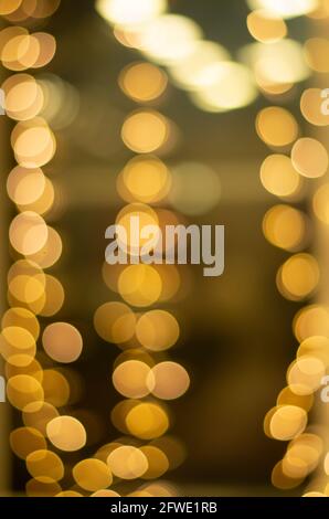 Defokussed White Lights Über Dunklem Hintergrund. Stockfoto