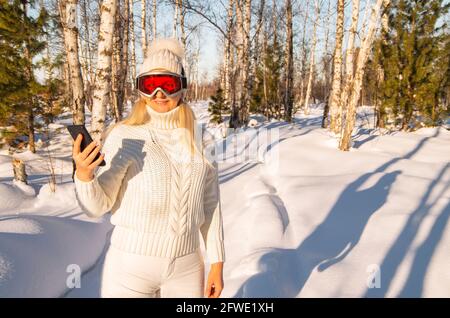 Glückliche junge Frau Skifahrer genießen Winterurlaub in den Bergen und ein Selfie. Stockfoto