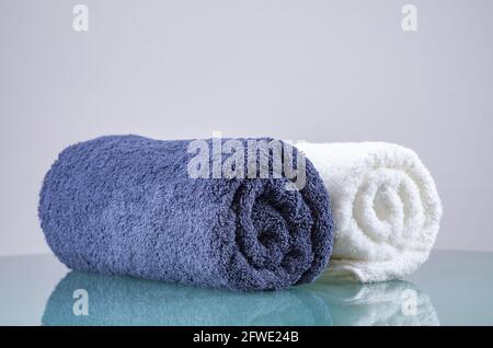 Handtücher, Nahaufnahme von weißen und blauen flauschigen Handtüchern, Beauty- und Massage-Spa-Konzept, Luxushotel. Stockfoto