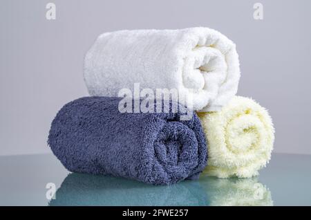 Handtücher, Nahaufnahme von weißen und blauen flauschigen Handtüchern, Beauty- und Massage-Spa-Konzept, Luxushotel. Stockfoto