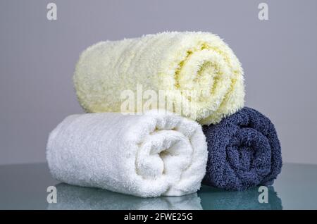 Handtücher, Nahaufnahme von weißen und blauen flauschigen Handtüchern, Beauty- und Massage-Spa-Konzept, Luxushotel. Stockfoto