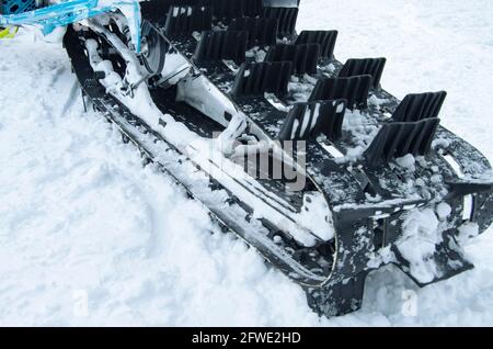 Nahaufnahme eines Schneemobils im Schnee Stockfoto