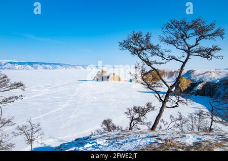 An einem sonnigen Wintertag sind die Felsen mit Eis bedeckt. Stockfoto