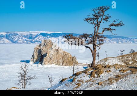 An einem sonnigen Wintertag sind die Felsen mit Eis bedeckt. Stockfoto