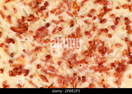 Nahaufnahme von Taditional Food "Tarte Flambee" oder "Flammkuchen" aus der deutsch-französischen Grenzregion Elsaß. Name bedeutet "in den Flammen gebackenes Kuchen", ähnlich Stockfoto