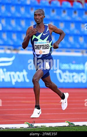 Joshua Cheptegei (UGA) gewinnt die 3.000m in 7:33.24 während des 60. Treffens der goldenen Spitze von Ostrava im Mestsky Stadium in Ostrava, Tschechische Republik Stockfoto