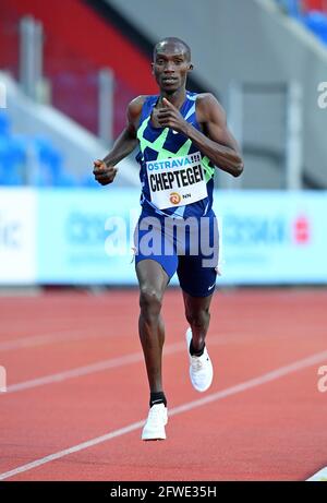 Joshua Cheptegei (UGA) gewinnt die 3.000m in 7:33.24 während des 60. Treffens der goldenen Spitze von Ostrava im Mestsky Stadium in Ostrava, Tschechische Republik Stockfoto