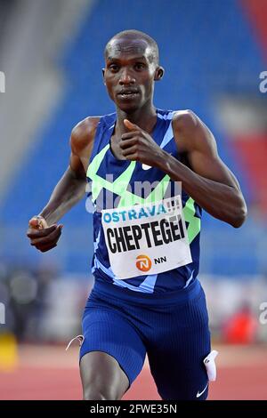 Joshua Cheptegei (UGA) gewinnt die 3.000m in 7:33.24 während des 60. Treffens der goldenen Spitze von Ostrava im Mestsky Stadium in Ostrava, Tschechische Republik Stockfoto