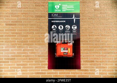 Defibrillator im öffentlichen Raum in Navarra, Spanien. In der Inschrift steht: DESA Cardio Protected Zone Stockfoto