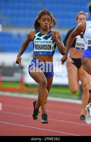 Sha'Carri Richardson (USA) gewinnt im Jahr 22.35 den 200-m-Sieg der Frauen beim 60. Treffen auf der Rennstrecke „Golden Spike“ in Ostrava im Mestsky-Stadion in Ostrava, Stockfoto