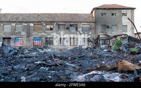 Zerstörung nach einem Brand. Ruinen des Gebäudes nach der Explosion. Stockfoto