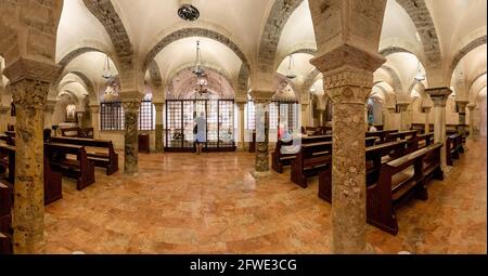 Grab des heiligen Nikolaus in der Krypta der Basilika des heiligen Nikolaus in Bari, Italien. Stockfoto