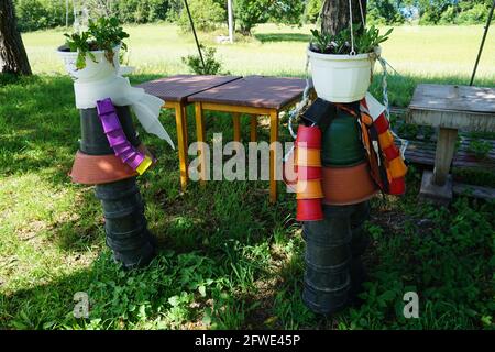 Bunte Blumentöpfe, die für die Herstellung von Marionetten im Garten verwendet werden Stockfoto