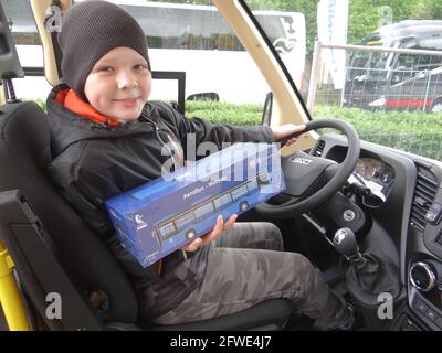 Der neue Stadtverkehr mit innovativen Technologien und Ökosystemen aus aller Welt wird vom Stadtgouverneur Alexander Beglov auf dem Manezhnaya-Platz in St. Petersburg, Russland, ausgestellt und gesehen Stockfoto