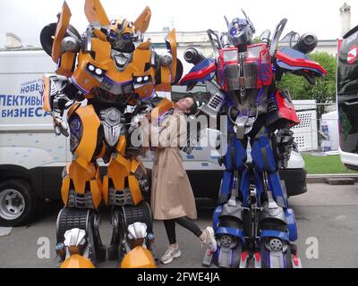 Der neue Stadtverkehr mit innovativen Technologien und Ökosystemen aus aller Welt wird vom Stadtgouverneur Alexander Beglov auf dem Manezhnaya-Platz in St. Petersburg, Russland, ausgestellt und gesehen Stockfoto