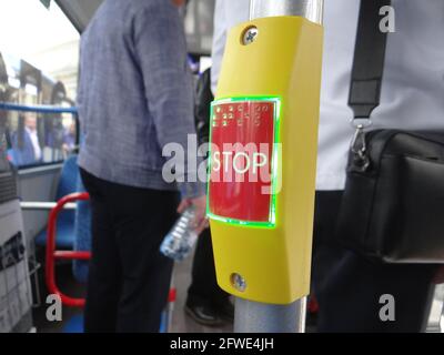 Der neue Stadtverkehr mit innovativen Technologien und Ökosystemen aus aller Welt wird vom Stadtgouverneur Alexander Beglov auf dem Manezhnaya-Platz in St. Petersburg, Russland, ausgestellt und gesehen Stockfoto