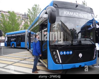 Der neue Stadtverkehr mit innovativen Technologien und Ökosystemen aus aller Welt wird vom Stadtgouverneur Alexander Beglov auf dem Manezhnaya-Platz in St. Petersburg, Russland, ausgestellt und gesehen Stockfoto