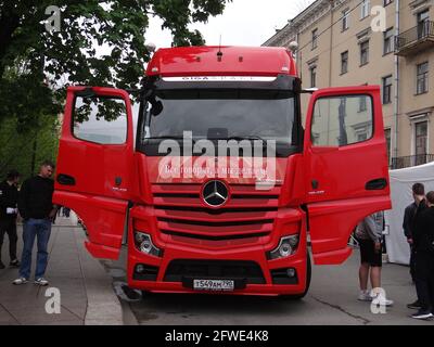 Der neue Stadtverkehr mit innovativen Technologien und Ökosystemen aus aller Welt wird vom Stadtgouverneur Alexander Beglov auf dem Manezhnaya-Platz in St. Petersburg, Russland, ausgestellt und gesehen Stockfoto