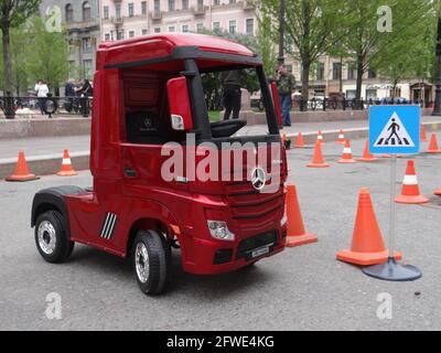 Der neue Stadtverkehr mit innovativen Technologien und Ökosystemen aus aller Welt wird vom Stadtgouverneur Alexander Beglov auf dem Manezhnaya-Platz in St. Petersburg, Russland, ausgestellt und gesehen Stockfoto