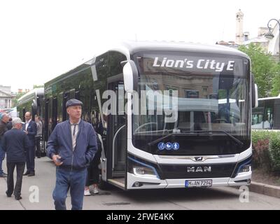 Der neue Stadtverkehr mit innovativen Technologien und Ökosystemen aus aller Welt wird vom Stadtgouverneur Alexander Beglov auf dem Manezhnaya-Platz in St. Petersburg, Russland, ausgestellt und gesehen Stockfoto