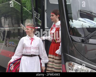 Der neue Stadtverkehr mit innovativen Technologien und Ökosystemen aus aller Welt wird vom Stadtgouverneur Alexander Beglov auf dem Manezhnaya-Platz in St. Petersburg, Russland, ausgestellt und gesehen Stockfoto