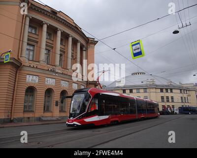 Der neue Stadtverkehr mit innovativen Technologien und Ökosystemen aus aller Welt wird vom Stadtgouverneur Alexander Beglov auf dem Manezhnaya-Platz in St. Petersburg, Russland, ausgestellt und gesehen Stockfoto