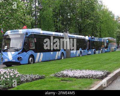 Der neue Stadtverkehr mit innovativen Technologien und Ökosystemen aus aller Welt wird vom Stadtgouverneur Alexander Beglov auf dem Manezhnaya-Platz in St. Petersburg, Russland, ausgestellt und gesehen Stockfoto