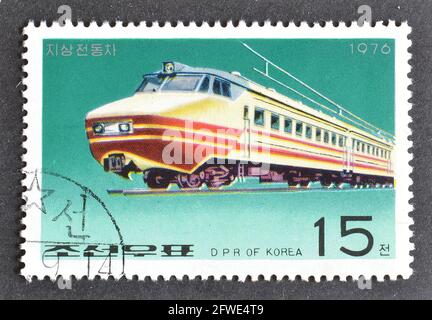 Abgesagte Briefmarke gedruckt von Nordkorea, die Railcar Locomotive zeigt, um 1976. Stockfoto