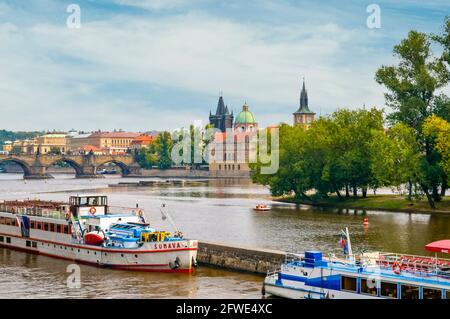 Kreuzfahrt-Boote auf der Moldau, Prag, Tschechien Stockfoto