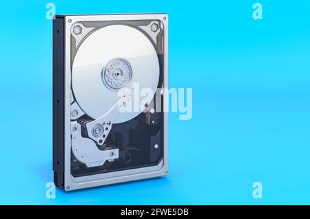 Festplatte HDD auf blauem Hintergrund, 3D-Rendering Stockfoto