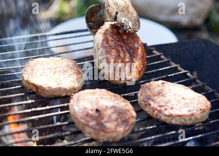 Fleischschnitzel auf einem Drahtgitter gebraten Stockfoto