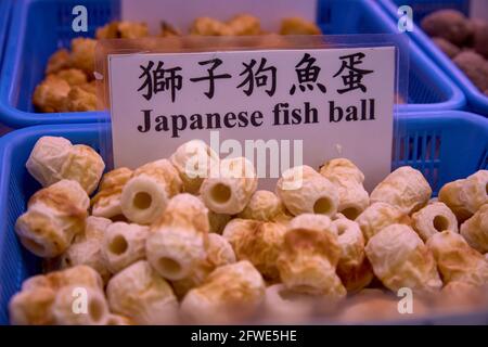 Snackgerichte zum Verkauf an einem Imbissstand im Tai Yuen Market in Hongkong. Stockfoto