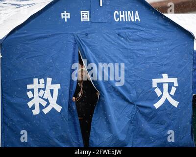(210522) -- MADUO, 22. Mai 2021 (Xinhua) -- EIN Anwohner schaut aus einem Zelt, das in einer temporären Siedlung im Landkreis Maduo der Autonomen Präfektur Golog, im Nordwesten der chinesischen Provinz Qinghai, eingerichtet wurde, 22. Mai 2021. Ein Erdbeben der Stärke 7.4 traf den Landkreis Maduo in der Autonomen Tibetischen Präfektur Golog, nordwestlich der chinesischen Provinz Qinghai, am Samstag um 2:04 Uhr morgens um die Pekinger Zeit, wie das Zentrum für Erdbeben in China mitteilte. Straßen und Häuser wurden beschädigt. Gut ausgestattete Rettungskräfte wurden in die Bebenzone entsandt. (Xinhua/Zhang Stockfoto