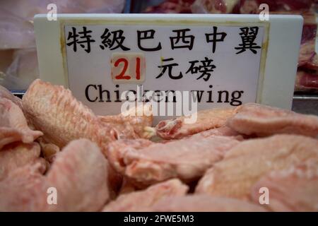 Gefrorene Snacks zum Verkauf an einem Lebensmittelstand auf dem Tai Yuen Market in Hongkong. Stockfoto