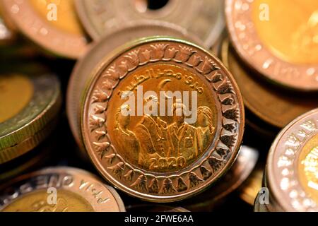 Ein Slogan des ägyptischen medizinischen Personals 2020 auf der Rückseite Seite der ägyptischen 1-Pfund-Münze in Anerkennung der Ägyptisches medizinisches Personal bemüht sich um COVID-19 Stockfoto