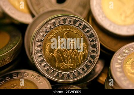 Ein Slogan des ägyptischen medizinischen Personals 2020 auf der Rückseite Seite der ägyptischen 1-Pfund-Münze in Anerkennung der Ägyptisches medizinisches Personal bemüht sich um COVID-19 Stockfoto