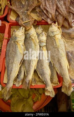 Eine Auswahl an getrocknetem Fisch zum Verkauf an einem Stand auf dem Tai Yuen Market in Hongkong. Stockfoto